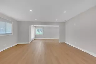 1055 N Bluebonnet Ln, Hoffman Estates, IL 60169 - Photo 18