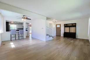 1299 W New Britton Dr, Hoffman Estates, IL 60192 - Photo 6