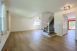 1299 W New Britton Dr, Hoffman Estates, IL 60192 - Photo 4