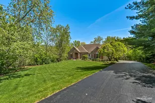 8N419 Sunny Hill Cir, Elgin, IL 60124 - Photo 2