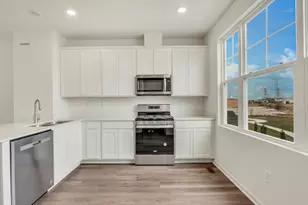525 Yosemite Wy, Mundelein, IL 60060 - Photo 2