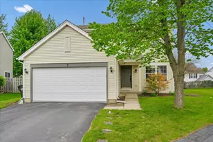 7 Appletree Ct, Lake in the Hills, IL 60156 - Photo 1