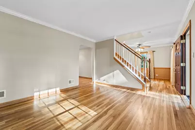 107 N Elmhurst Avenue, Mount Prospect, IL 60056 - Photo 2