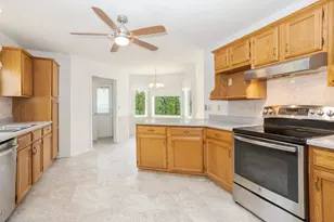 5 Downing Cir, Bloomington, IL 61704 - Photo 2