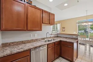 704 Amherst Dr, Sycamore, IL 60178 - Photo 10