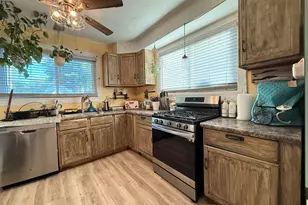 904 E Macon St, Clifton, IL 61727 - Photo 6