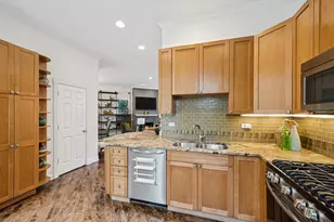 2477 W Montrose Ave, Chicago, IL 60618 - Photo 14