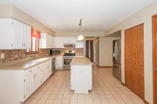 1404 Halifax Dr, Mundelein, IL 60060 - Photo 16