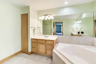 1049 Plantain Ct, Crystal Lake, IL 60014 - Photo 14