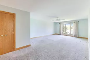 1049 Plantain Ct, Crystal Lake, IL 60014 - Photo 12
