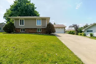 907 S Quincy St, Clifton, IL 61727 - Photo 1