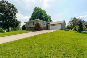 907 S Quincy St, Clifton, IL 61727 - Photo 2