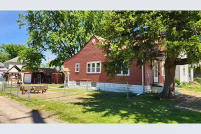 562 7 Avenue S, Clinton, IA 52732 - Photo 2