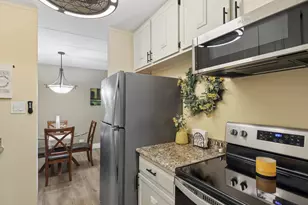 18 E Old Willow Rd, Prospect Heights, IL 60070 - Photo 8