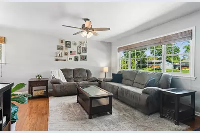805 E Ironwood Drive, Mount Prospect, IL 60056 - Photo 2