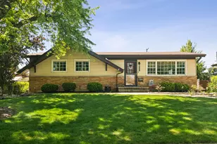 805 E Ironwood Dr, Mount Prospect, IL 60056 - Photo 1
