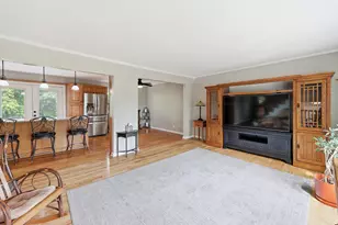 890 Norman Dr, Hoffman Estates, IL 60192 - Photo 6