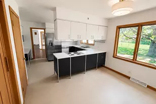 1334 Oakland Dr, Sycamore, IL 60178 - Photo 2