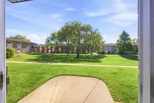 8828 N Leslie Ln, Des Plaines, IL 60016 - Photo 18