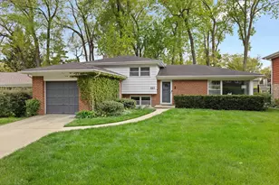 221 W Sheridan Pl, Lake Bluff, IL 60044 - Photo 1