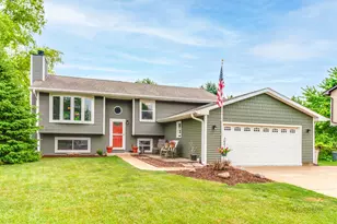 829 Colony Ct, Lindenhurst, IL 60046 - Photo 1