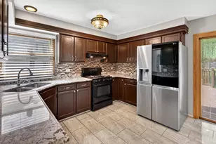 1560 Colorado Ave, Aurora, IL 60506 - Photo 12