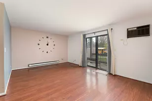 425 Berkshire Dr, Crystal Lake, IL 60014 - Photo 2