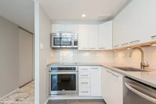 175 E Delaware Pl, Chicago, IL 60611 - Photo 4