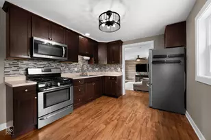 1366 Ivy Ln, Crystal Lake, IL 60014 - Photo 2