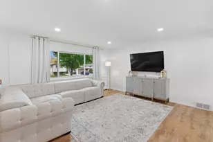 25 N Prindle Ave, Arlington Heights, IL 60004 - Photo 2