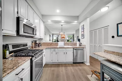4252 W Harrington Lane, Chicago, IL 60646 - Photo 4