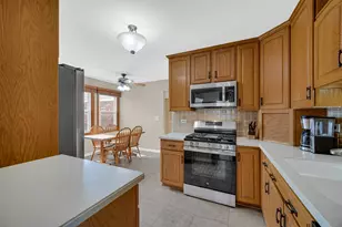 2300 Appleby Dr, Wheaton, IL 60189 - Photo 6