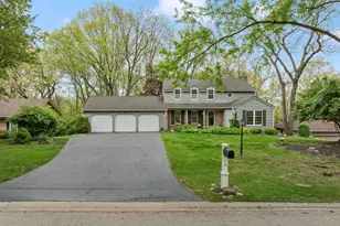 635 Oakview Dr, Algonquin, IL 60102 - Photo 1