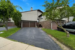 56 Century Dr, Roselle, IL 60172 - Photo 4