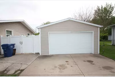 2607 Crestview Drive, Bettendorf, IA 52722 - Photo 2