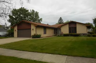 2653 N Bradford Dr, Arlington Heights, IL 60004 - Photo 1