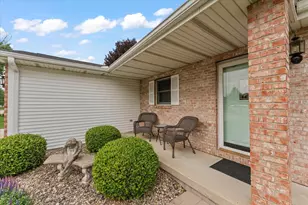 613 Crestwood Dr, Champaign, IL 61822 - Photo 2