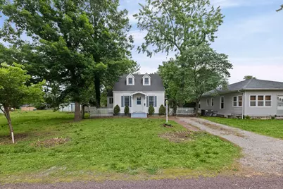 407 S Davis Avenue, Centralia, IL 62801 - Photo 2