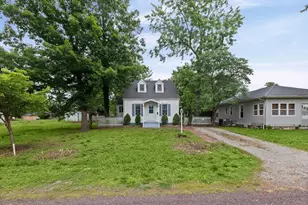 407 S Davis Ave, Centralia, IL 62801 - Photo 2