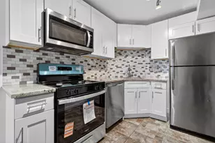 684 Quincy Bridge Ln, Glenview, IL 60025 - Photo 2