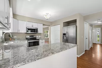 139 N Crooked Lake Lane, Lindenhurst, IL 60046 - Photo 6
