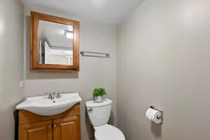 139 N Crooked Lake Ln, Lindenhurst, IL 60046 - Photo 10
