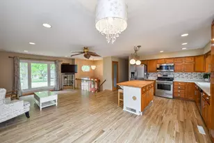 110 Oakwood Ln, Bartlett, IL 60103 - Photo 4