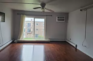 155 W Elk Trail, Carol Stream, IL 60188 - Photo 2