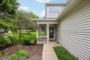 502 Heritage Ct, Saint Charles, IL 60175 - Photo 2