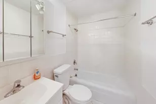 201 E Chestnut St, Chicago, IL 60611 - Photo 16