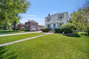 6 Iroquois Dr, Clarendon Hills, IL 60514 - Photo 2