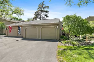 228 Hickory Ln, Lake Barrington, IL 60010 - Photo 2