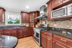 80 Chestnut Ct, Elgin, IL 60120 - Photo 8