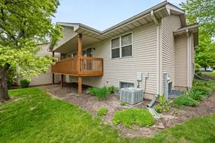 915 Foxpointe Dr, Sycamore, IL 60178 - Photo 4